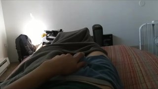 Masturbação matinal para jovem twink termina em porra na cueca