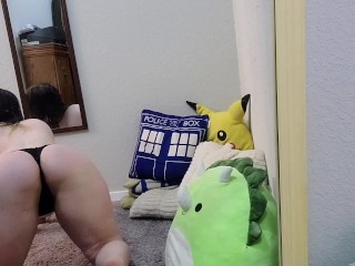 Застенчивая эмо-девушка наслаждается тихой дразнилкой