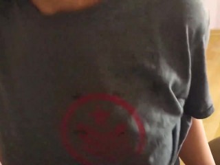 J'aime porter son t-shirt pendant qu'il me baise - un vrai chaton amateur