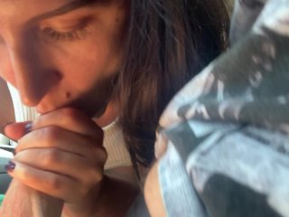 Hot brunette_sucked the driver's cock in the car ,and he finished_it in her mouth