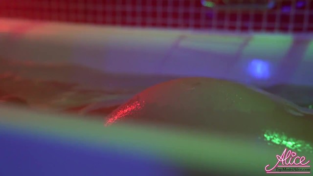 バスルームで熱いアマチュアソロ - ソフトな音楽のポルノ - 完璧なボディ