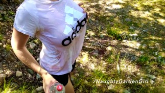 Мокрая полоска футболки во время разминки