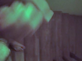 fica na escada e se masturba