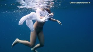 Bebê de Tenerife nadando nu debaixo d'água