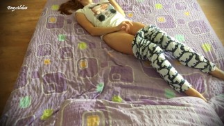 Ее застукали во время просмотра порно. Мастурбация и оргазм. 