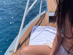 Video HOT BRUNETTE IN A BIKINI GETS AN ORGASM ON YACHT WHITH LOVENSE CONTROL (VIBRATOR IN PUSSY)