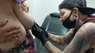 Processo De Fazer Um Piercing Nos Mamilos 1