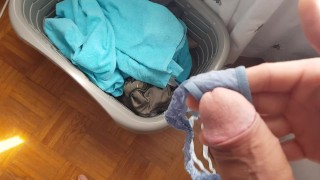 Sperma In Vieze Slipje Van Zus Van Wasgoed In Haar Kamer