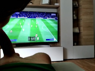 Una Rica_mamada mientras jugamos al FIFA 20