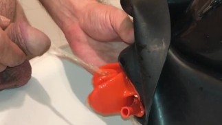 заперт в моей студийной маске с моей мочой, моей спермой и моими брекетами