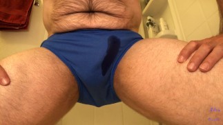 Крупный план: Мужские стринги, моча и замедленная съемка: повтор