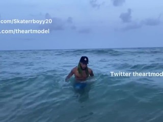Парень-любитель раздевается на пляже в Майами