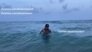 Парень-любитель раздевается на пляже в Майами