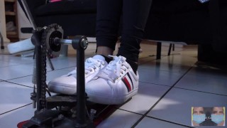Насос с барабанной педалью и кроссовками TikTok