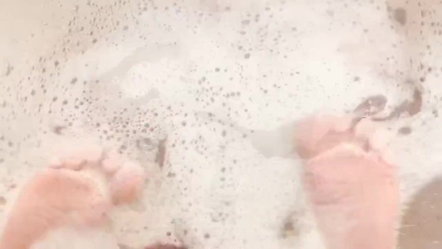 Зажгите и посмотрите шоу мыльных ног Кей