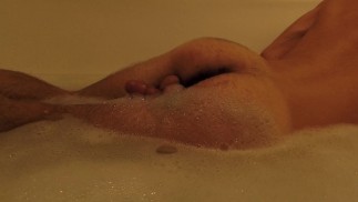 ZATYCZKA ANPALNA w moim tyłku = natychmiastowy ORGAZM BEZ UŻYCIA RĄK podczas garbienia się w wannie - 4K