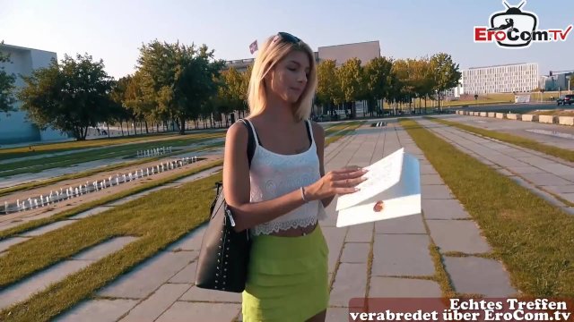 Süße Touristin mit kleinen Brüsten und blonden Haaren lässt sich auf der Straße abschleppen