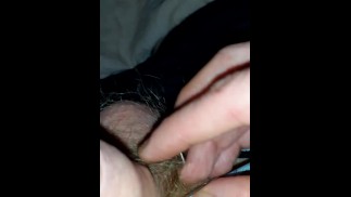 Возится с моим маленьким обмякшим членом 