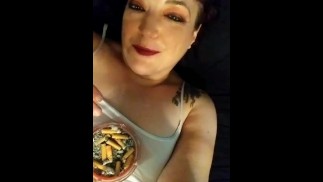 Пирсинг Китти - сексуальная цепочка курения с вином  