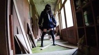 Хочешь посмотреть, что в школьной юбке-перекрестчике?