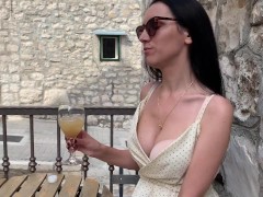 Девушка с большими сиськами страстно лижет мороженое в уличном кафе (эскимо) - Screenshot 1 of 16 - Kink