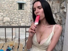 Девушка с большими сиськами страстно лижет мороженое в уличном кафе (эскимо) - Screenshot 5 of 16 - Popsicle