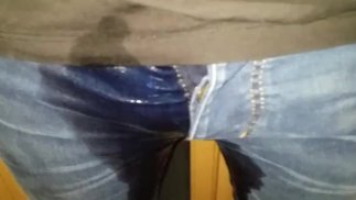 Britischer Teenager Pinkelt Seine Jeans, Unterwäsche Und Füße