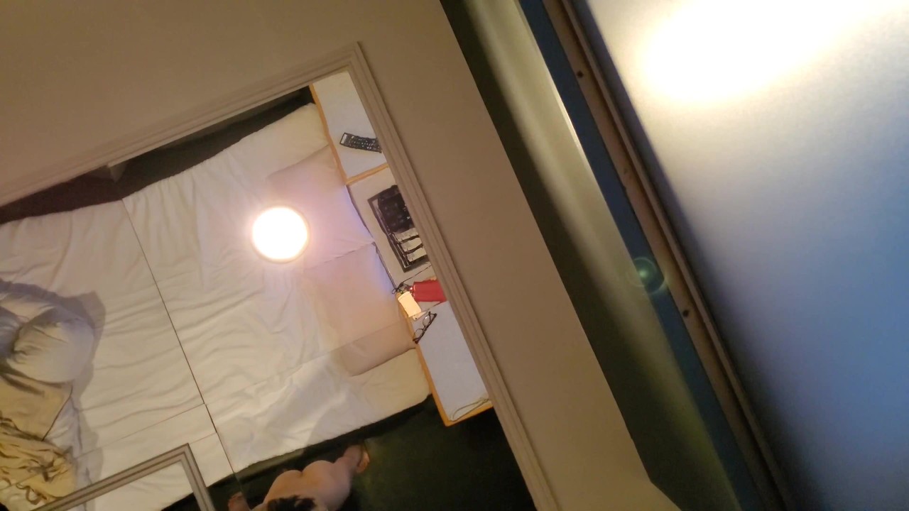 天井の鏡で隠し撮り - Pornhub.com