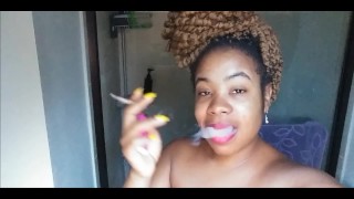 흡연 큰 입술 흑단 흑인 소녀 섹시한 오디오 목소리 에로틱 시 음악 언어