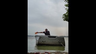 Devi pompare l'acqua fuori dalla barca.