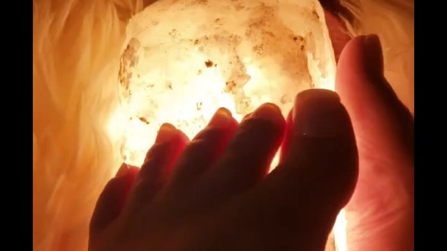 Сексуальные ноги Барби гладят мех и светящуюся соляную лампу