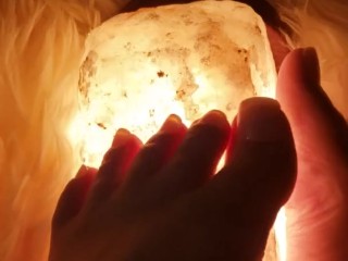 Сексуальные ноги Барби гладят мех и светящуюся соляную лампу