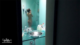 Een meisje in de douche bespioneerd en daarna ruw geneukt  • LaFireFly