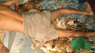 アジアの痩せたゲイの少年がタオルを使ってファック 創造的な方法でアジアの少年の枕ファック