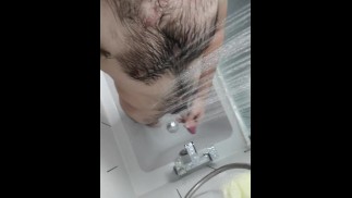 肮脏的直男在淋浴时玩耍