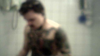 Homme bi et tattoué prend une longue douche chaude