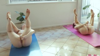 Rothaarige & Brünette masturbieren während einer tantrischen Yoga-Übung mit Glasdildos