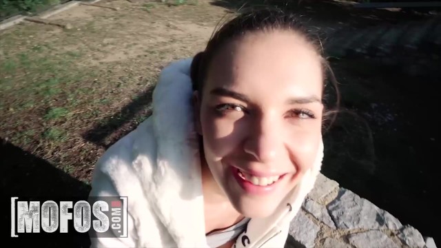 MOFOS-ロシアのベイビー Henessyは公共の場で彼女の陰部を掘削し、彼女の口の中で巨大な負荷を取得します
