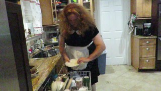 Рабыня-сисси моет посуду по приказу госпожи Виктории