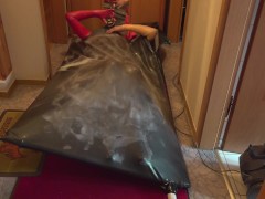 Mit Fantasticrubber Krageneinstieg Catsuit in Vakuumbett