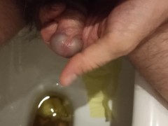 Peeing and playing with my prick ... Писаю и играю с головкой члена...