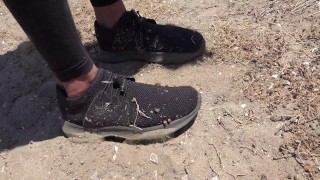 Will je mijn vuile sneakers likken? Zuidoost-Aziatische Foot Worship in het openbaar