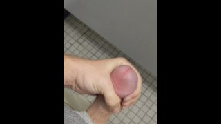 Cockdevotee masturbarse en el baño público