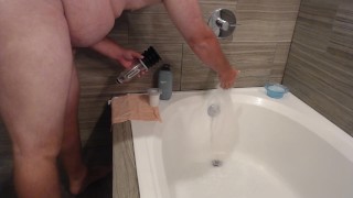 Probando la bomba de pene hidro de la compañera de baño (terminando se cortó)