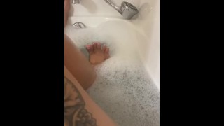 Splash me with those pretty feet