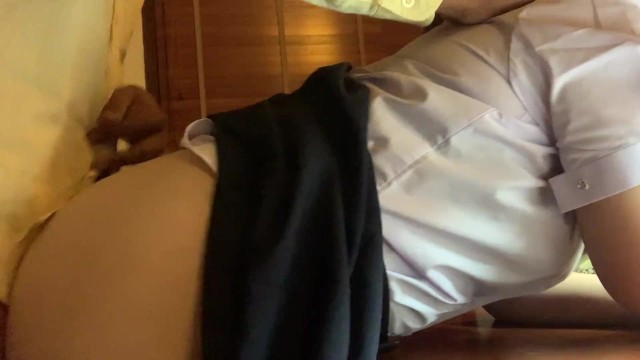 高中生紧张的在图书馆做爱，又不敢发出声音