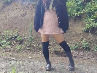 Japanischer Crossdresser Pinkelt Offen Im Wald Nach Einem Selfie.