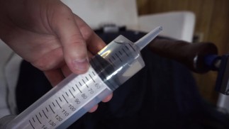 注入 40 毫升硅胶润滑剂，以确保我被他妈的机器操得愉快的屁股
