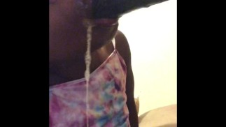 Сосет игрушку с большим членом, желая, чтобы это был папочка 