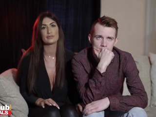 Échangistes à côté à côté séduire milf et adolescent baise son pas gros seins maman